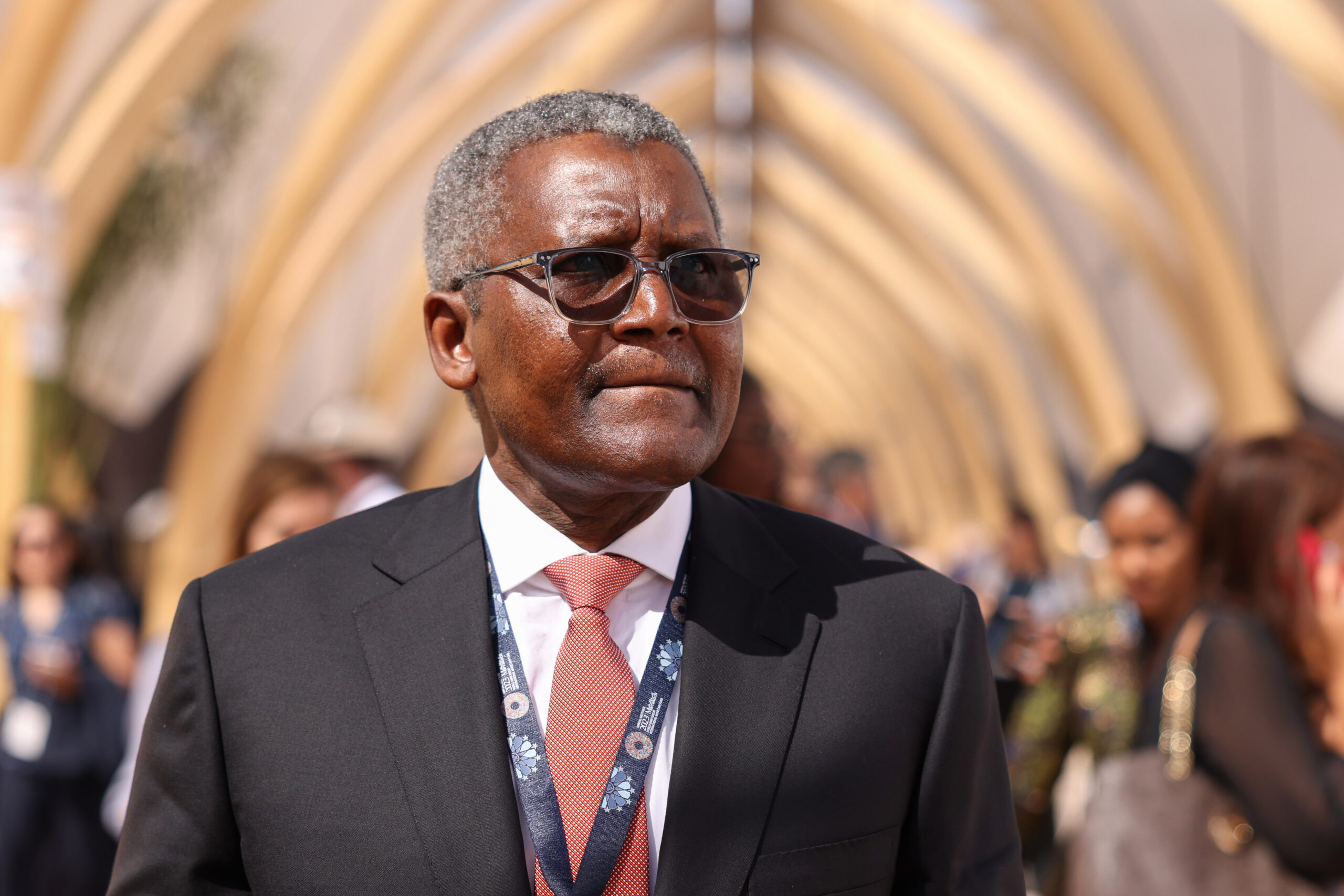 Amid increasing food scarcity, Dangote truck ambushed and hundreds of bags of rice were looted.