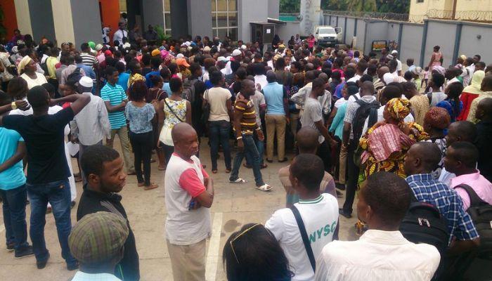 7RxUz9Km-Queues-at-ATM.jpg