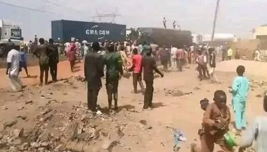 Hungry-Nigerians-Loot-Truckload-Of-Spaghetti.jpg